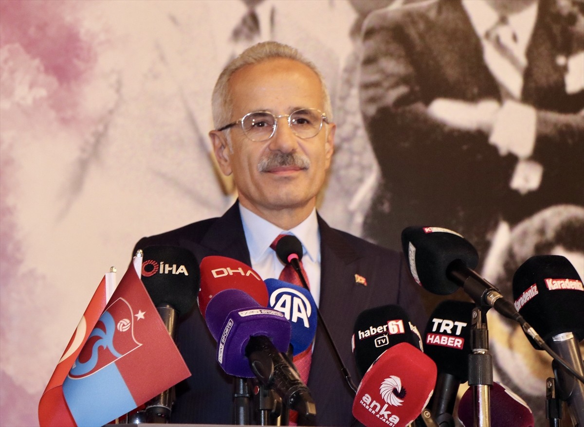 Ulaştırma ve Altyapı Bakanı Abdulkadir Uraloğlu (solda) ve Sağlık Bakanı Kemal Memişoğlu (sağda)...