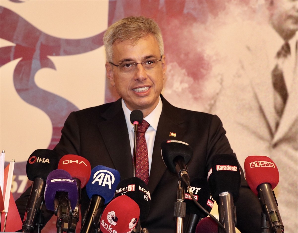 Ulaştırma ve Altyapı Bakanı Abdulkadir Uraloğlu (solda) ve Sağlık Bakanı Kemal Memişoğlu (sağda)...