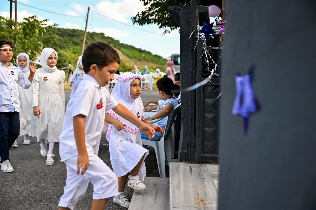 Ümraniye'de, Molla Hüsrev Camisi'ndeki yaz Kur'an kursunda çocuklar, etkinlik ve oyunlar oynarken...