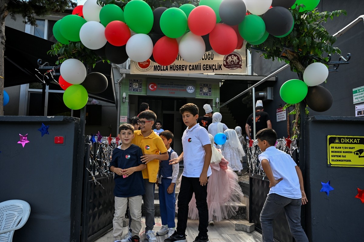 Ümraniye'de, Molla Hüsrev Camisi'ndeki yaz Kur'an kursunda çocuklar, etkinlik ve oyunlar oynarken...