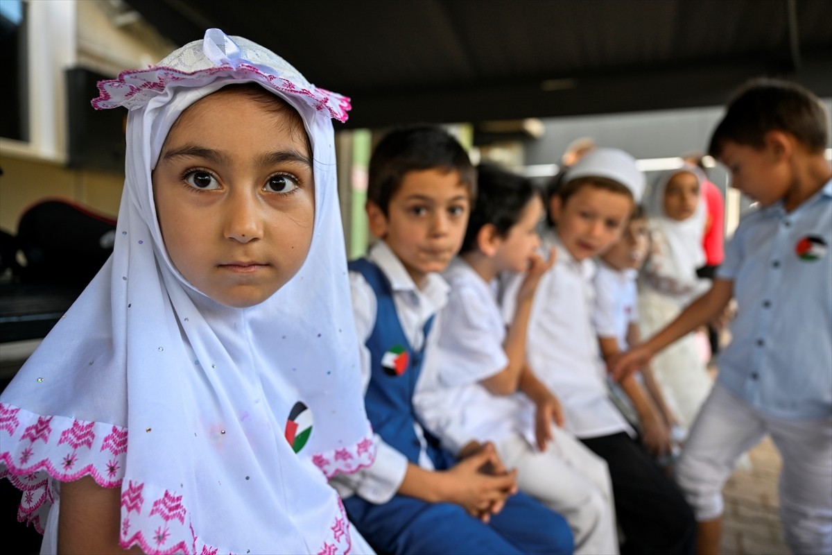 Ümraniye'de, Molla Hüsrev Camisi'ndeki yaz Kur'an kursunda çocuklar, etkinlik ve oyunlar oynarken...