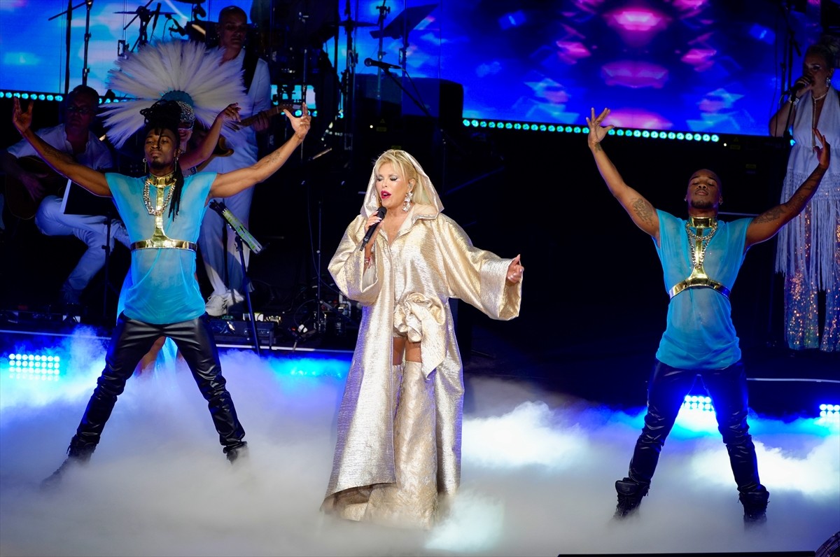 Ünlü sanatçı Ajda Pekkan, Harbiye Cemil Topuzlu Açık Hava Sahnesi'nde müzikseverlerle...