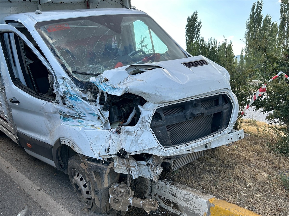 Uşak'ın Banaz ilçesinde traktör ile kamyonetin çarpışması sonucu traktör sürücüsü hayatını...