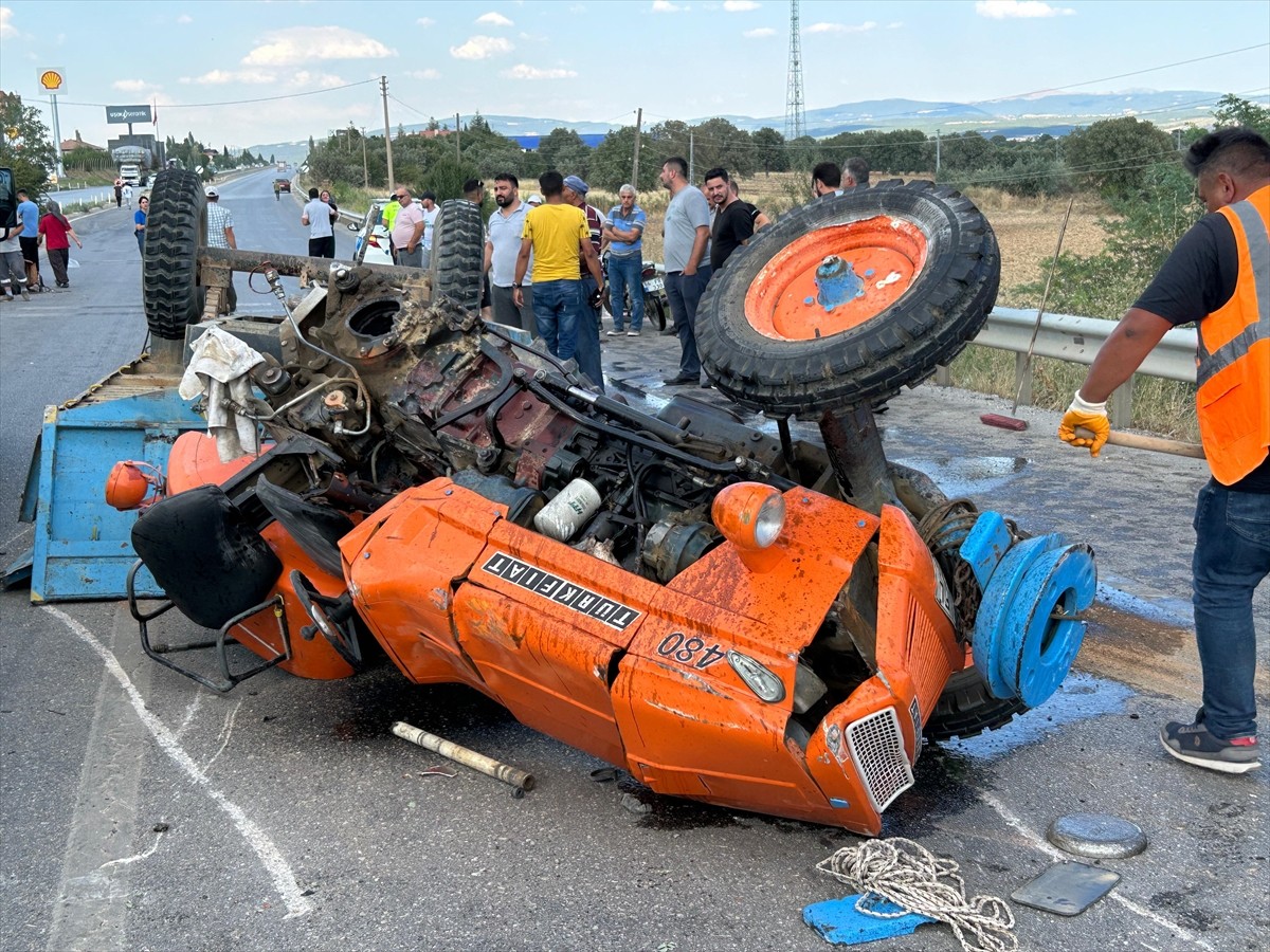 Uşak'ın Banaz ilçesinde traktör ile kamyonetin çarpışması sonucu traktör sürücüsü hayatını...