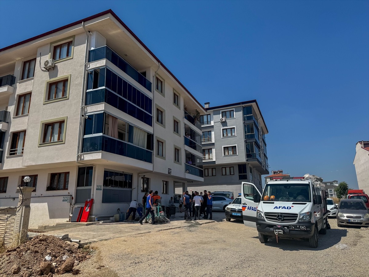 Uşak'ta, beton düzleme makinesinin egzozundan çıkan karbonmonoksit gazından zehirlenen 4 işçi...