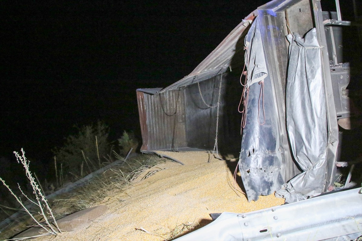 Uşak'ta devrilen mısır yüklü tırın sürücüsü yaralandı. Kaza yerine 112 Acil Sağlık, polis...