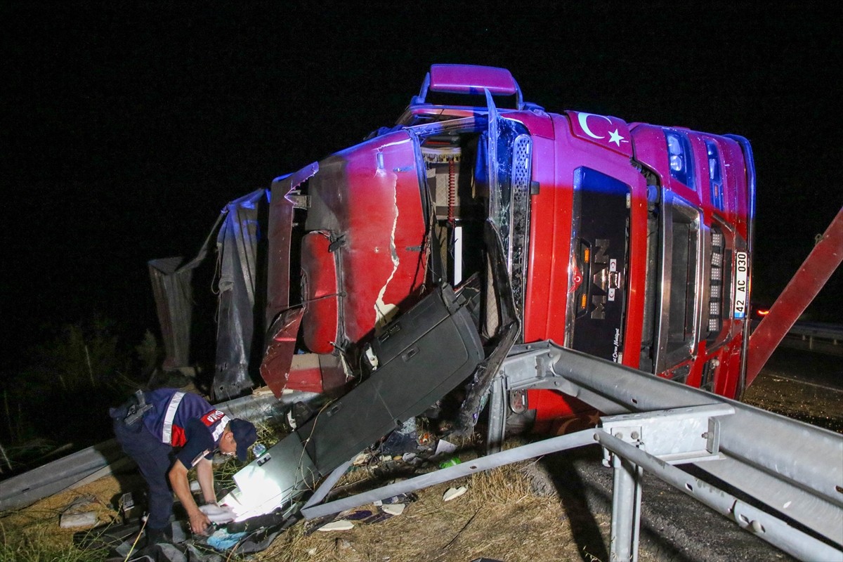 Uşak'ta devrilen mısır yüklü tırın sürücüsü yaralandı. Kaza yerine 112 Acil Sağlık, polis...