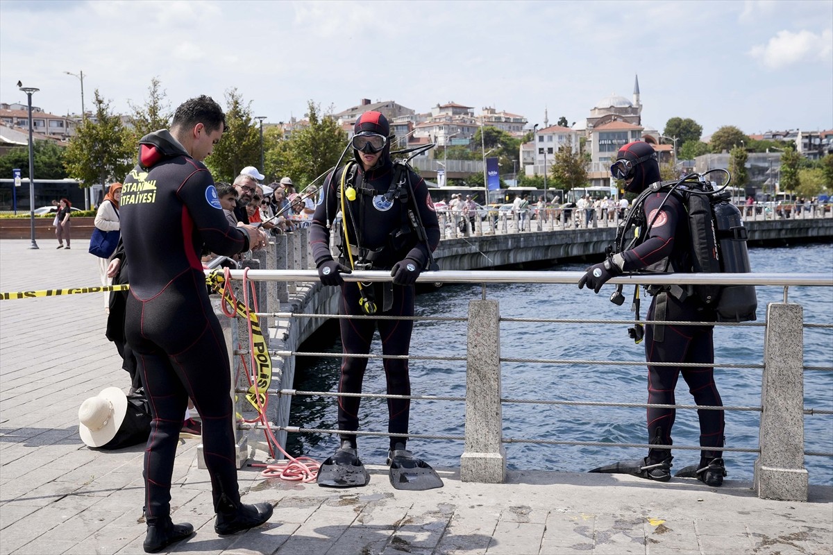 Üsküdar sahilinde denize düşen kadını arama çalışmaları sabah saatlerinde yeniden başlatıldı....