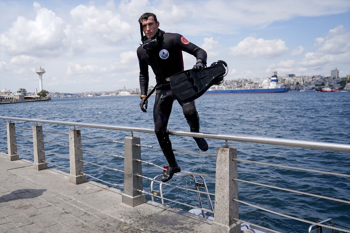Üsküdar sahilinde denize düşen kadını arama çalışmaları sabah saatlerinde yeniden başlatıldı....