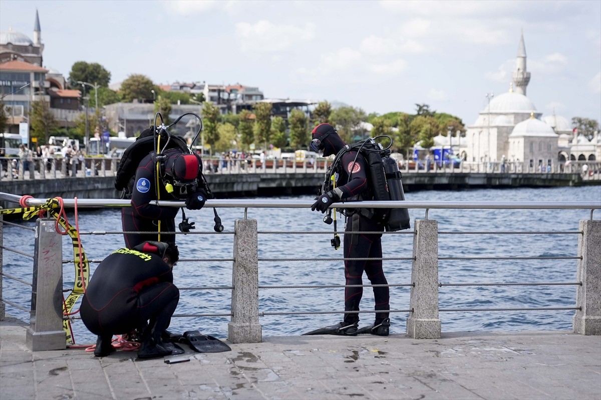 Üsküdar sahilinde denize düşen kadını arama çalışmaları sabah saatlerinde yeniden başlatıldı....