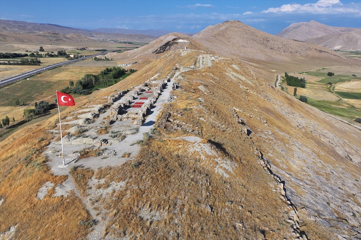Van'ın Gürpınar ilçesinde, Urartu Kralı 2. Sarduri tarafından inşa edilen Çavuştepe Kalesi'nde...