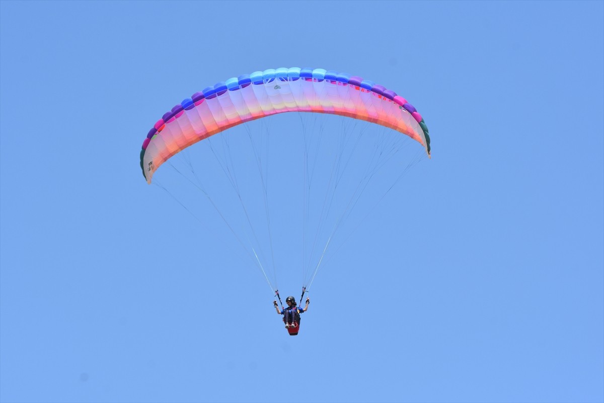 Van Valiliği, Gençlik ve Spor İl Müdürlüğü ile Türkiye Hava Sporları Federasyonunun iş birliğiyle...