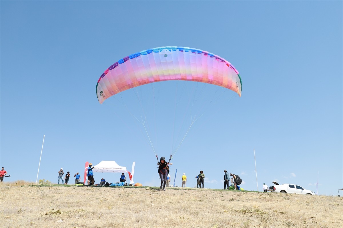Van Valiliği, Gençlik ve Spor İl Müdürlüğü ile Türkiye Hava Sporları Federasyonunun iş birliğiyle...