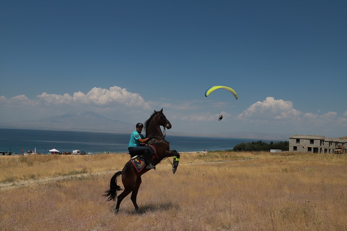 Van Valiliği, Gençlik ve Spor İl Müdürlüğü ile Türkiye Hava Sporları Federasyonunun iş birliğiyle...