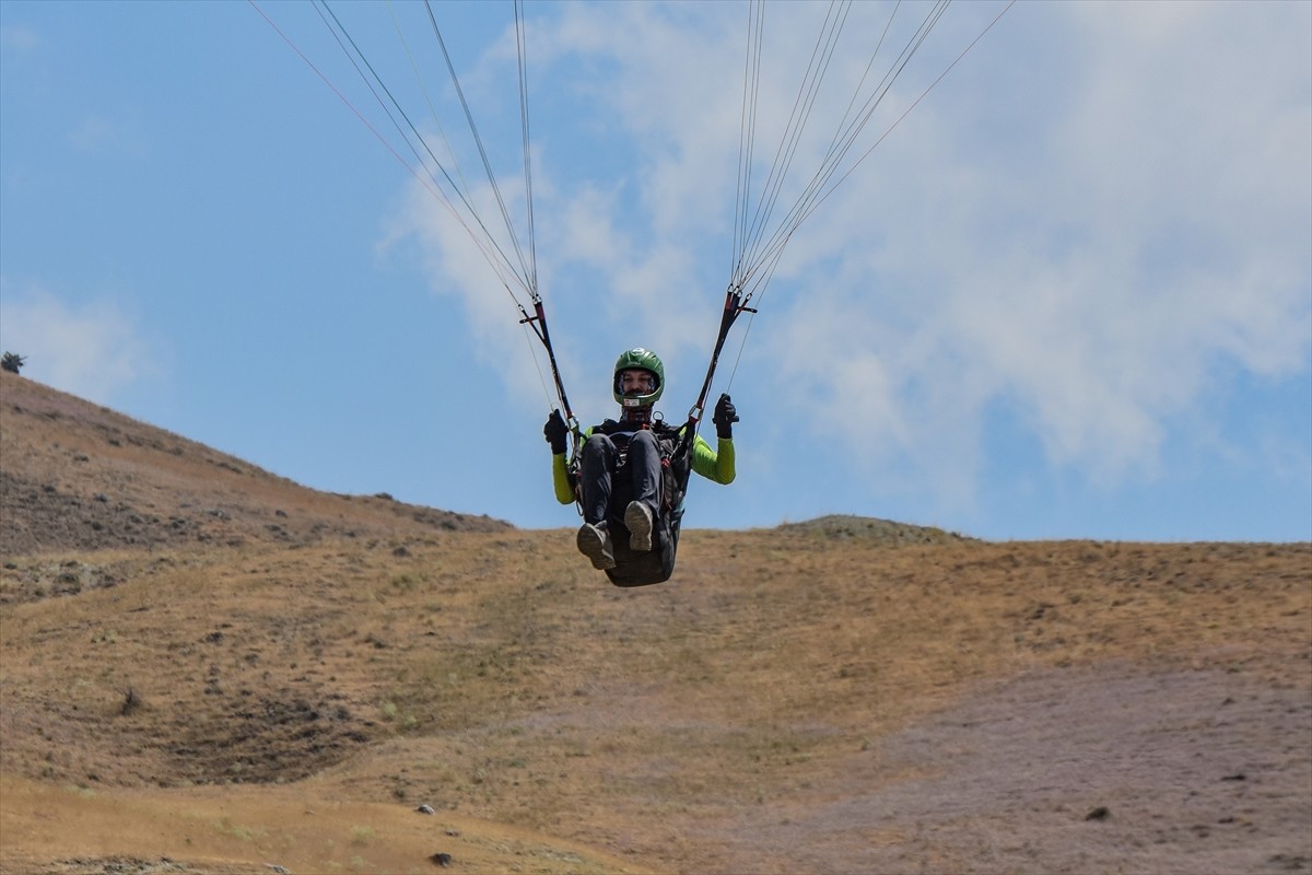 Van Valiliği, Gençlik ve Spor İl Müdürlüğü ile Türkiye Hava Sporları Federasyonunun iş birliğiyle...