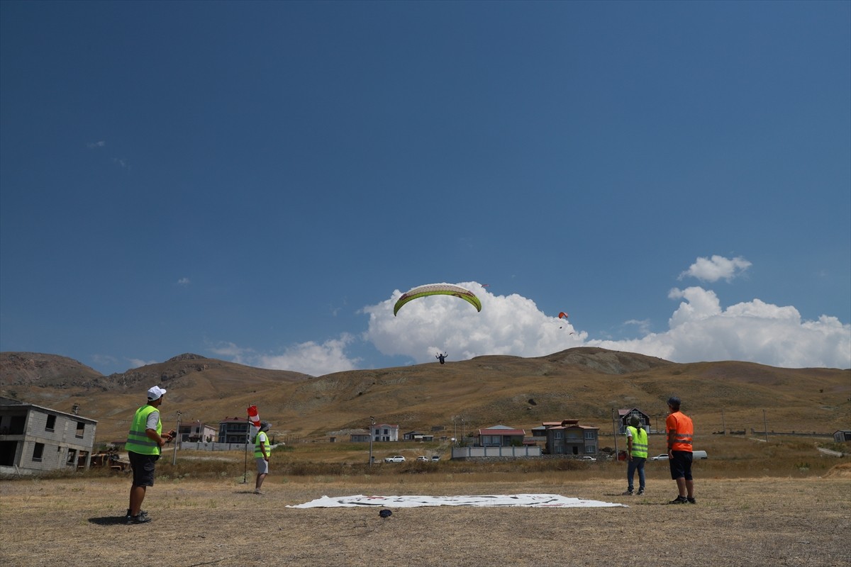 Van Valiliği, Gençlik ve Spor İl Müdürlüğü ile Türkiye Hava Sporları Federasyonunun iş birliğiyle...