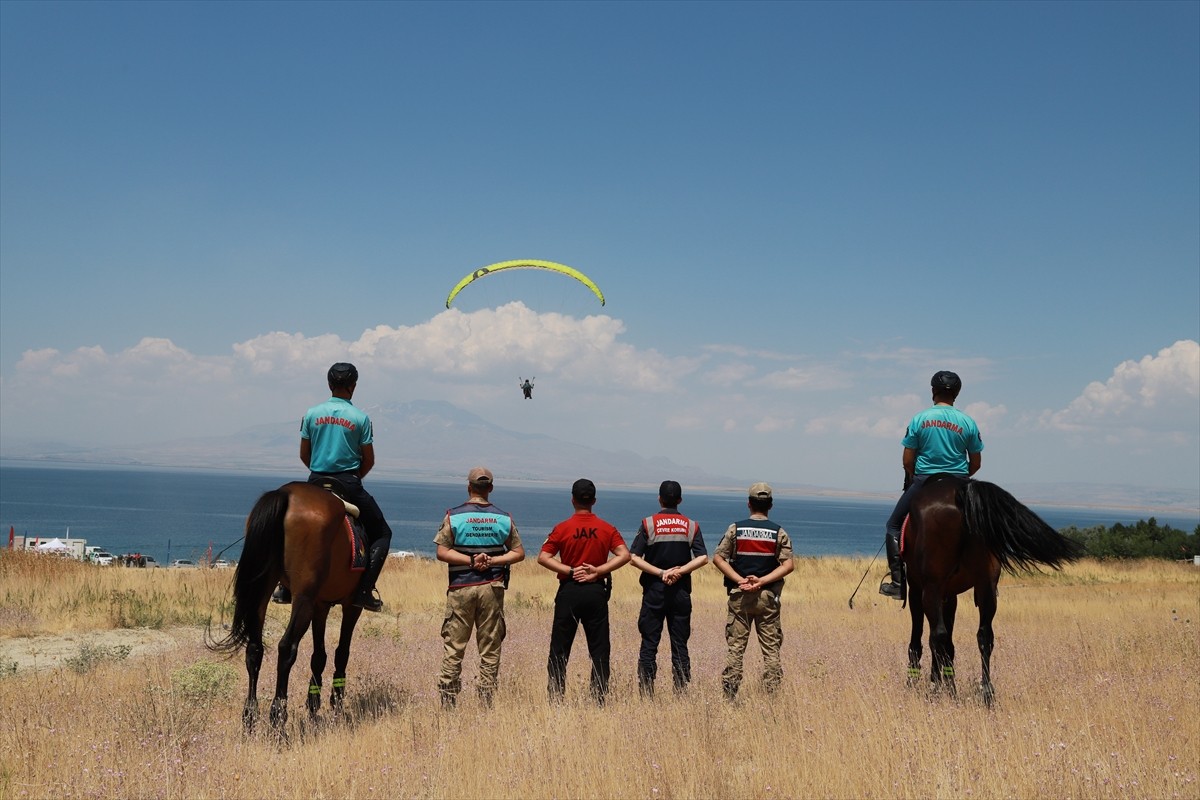 Van Valiliği, Gençlik ve Spor İl Müdürlüğü ile Türkiye Hava Sporları Federasyonunun iş birliğiyle...