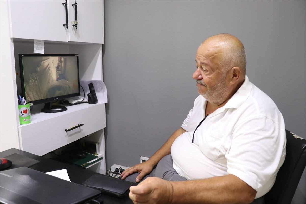 Yalova'da perdecilik yapan esnafın başka bir işle uğraşmasını fırsat bile dükkana girerek para...