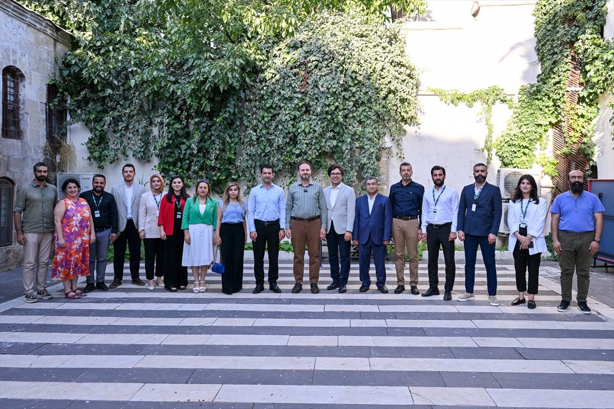 Yeşilay Genel Başkanı Mehmet Dinç (sol5), Gaziantep Yeşilay Danışmanlık Merkezi'ni ziyaret...