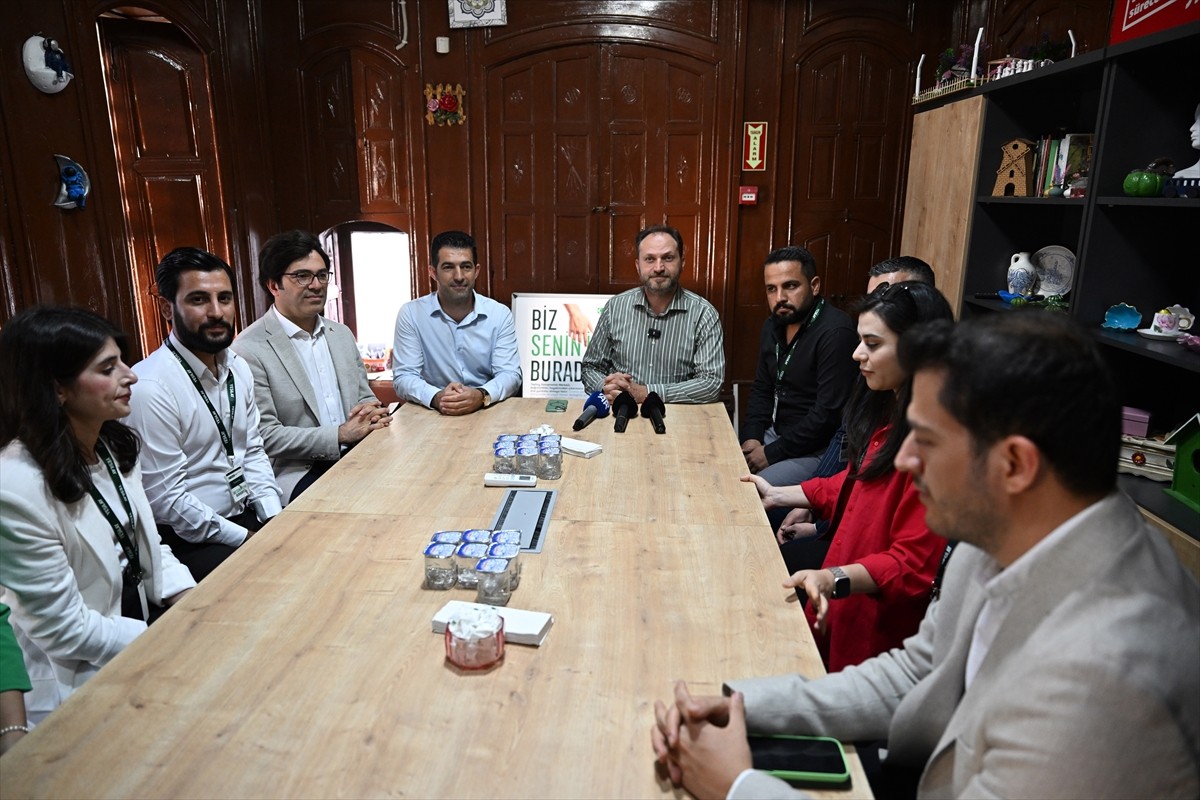 Yeşilay Genel Başkanı Mehmet Dinç (sol5), Gaziantep Yeşilay Danışmanlık Merkezi'ni ziyaret...