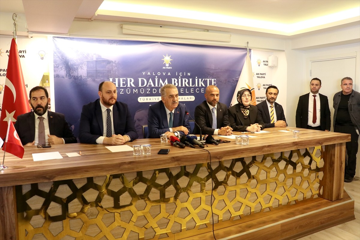 AK Parti Genel Başkan Yardımcısı Hayati Yazıcı, partisinin Yalova İl Başkanlığı'nda düzenlediği...
