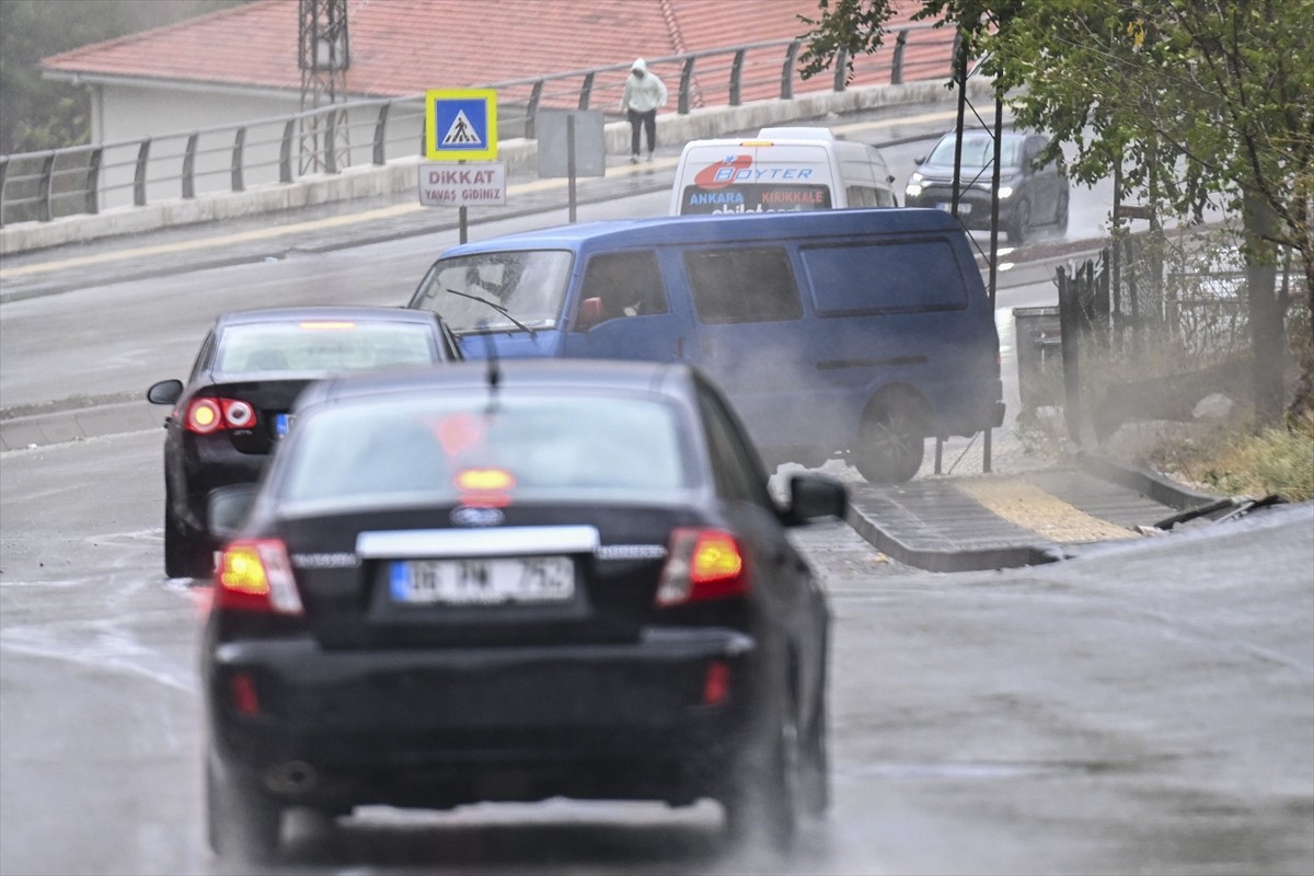 Ankara'nın Yenimahalle ilçesinin Şentepe Kızılcahamam Caddesi'nde seyreden 06 DC 186 plakalı...