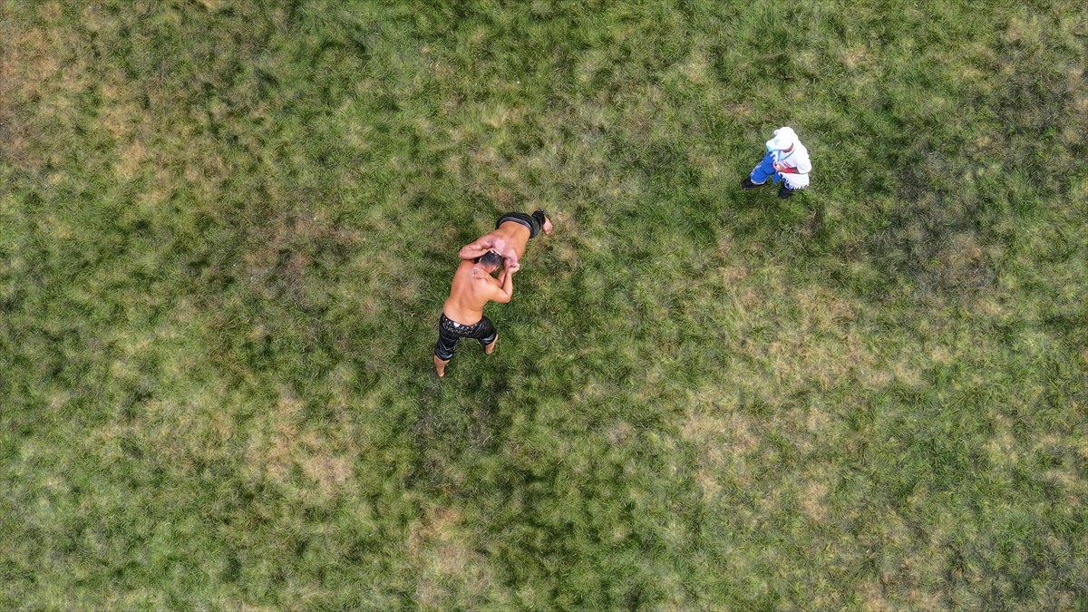 Antalya'nın Elmalı ilçesinde bu yıl 672'ncisi düzenlenen Tarihi Elmalı Yağlı Güreşleri'nde...