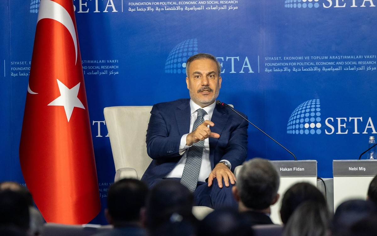 Dışişleri Bakanı Hakan Fidan (solda), Siyaset, Ekonomi ve Toplum Araştırmaları Vakfınca (SETA)...