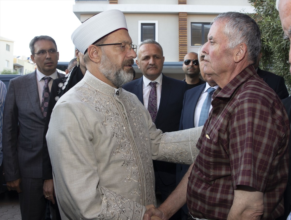 Diyanet İşleri Başkanı Ali Erbaş (sol 2), Batı Şeria'da katıldığı barışçıl gösteride İsrail...