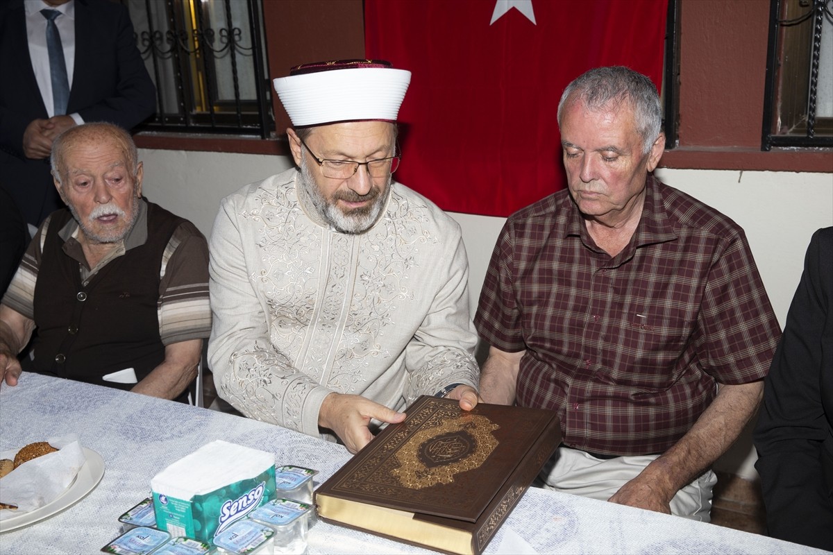 Diyanet İşleri Başkanı Ali Erbaş (sol 2), Batı Şeria'da katıldığı barışçıl gösteride İsrail...