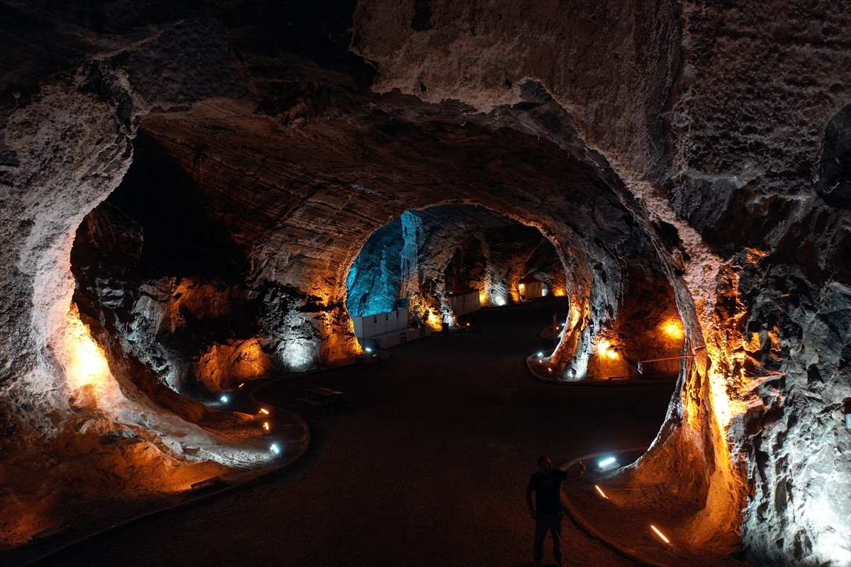 Doğu Anadolu'nun en büyük tuz rezervlerinden olan Iğdır'daki "Tuz Dağı"nda, yerin 80 metre altında...