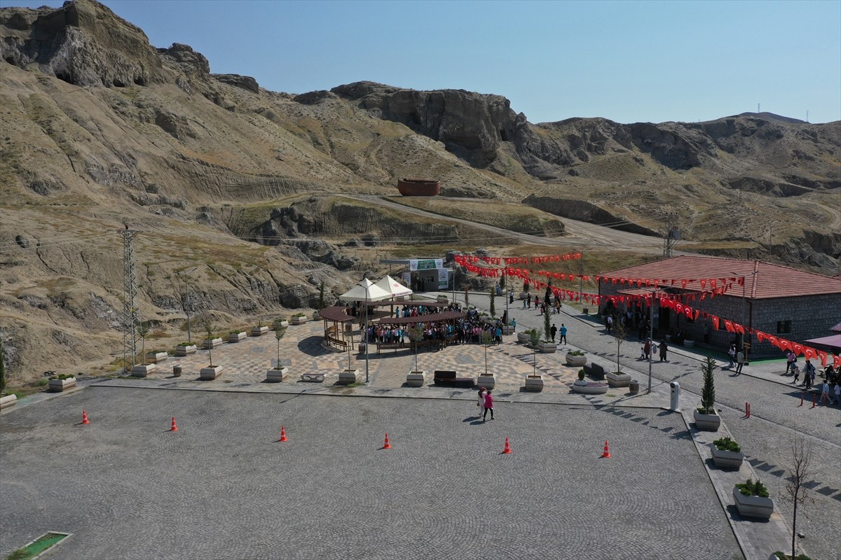 Doğu Anadolu'nun en büyük tuz rezervlerinden olan Iğdır'daki "Tuz Dağı"nda, yerin 80 metre altında...