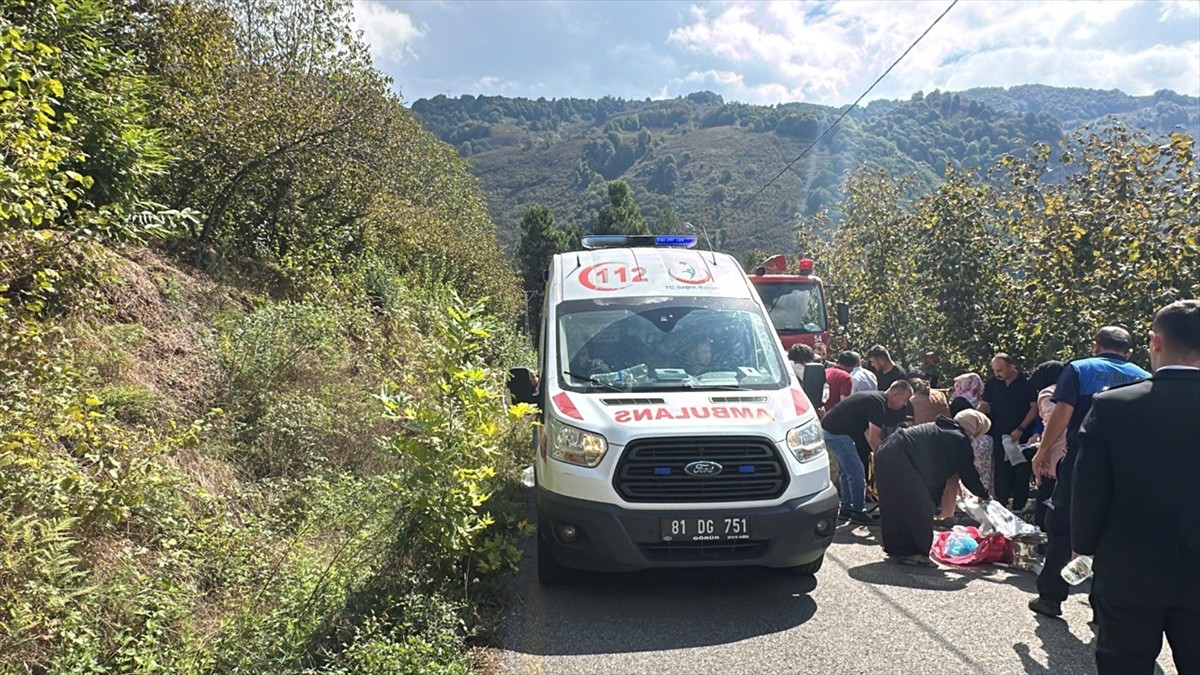 Düzce'de mevsimlik tarım işçilerini taşıyan minibüsün şarampole devrilmesi sonucu 15 kişi...