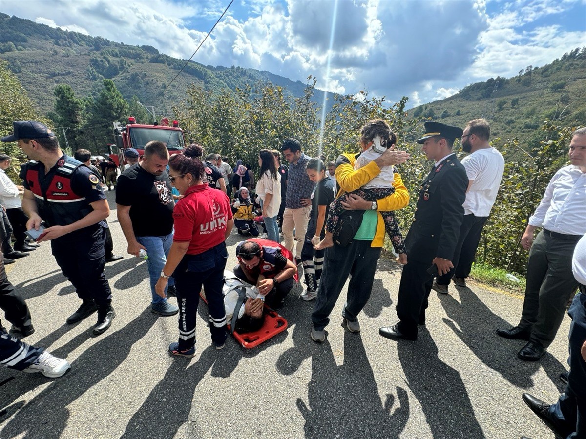 Düzce'de mevsimlik tarım işçilerini taşıyan minibüsün şarampole devrilmesi sonucu 15 kişi...