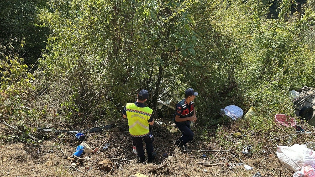 Düzce'de mevsimlik tarım işçilerini taşıyan minibüsün şarampole devrilmesi sonucu 15 kişi...