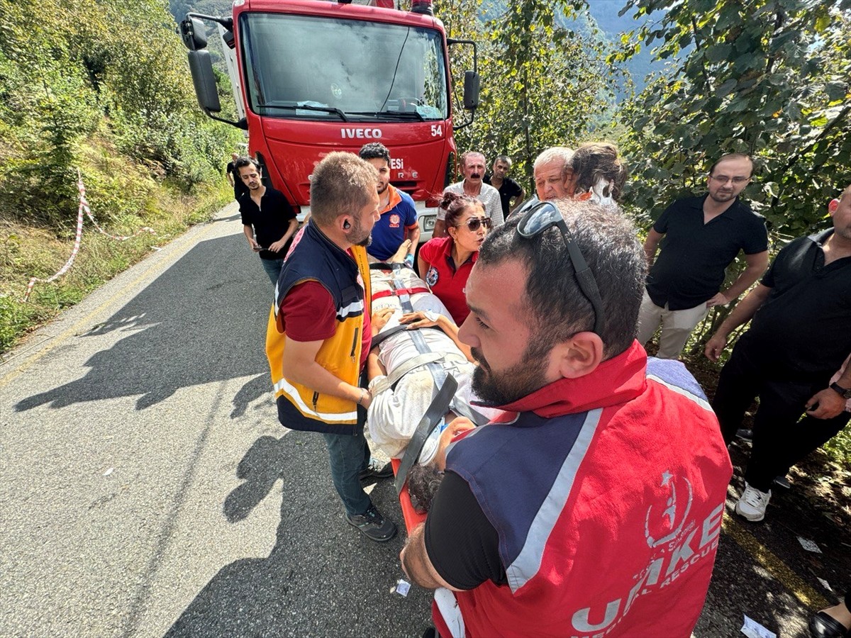 Düzce'de mevsimlik tarım işçilerini taşıyan minibüsün şarampole devrilmesi sonucu 15 kişi...