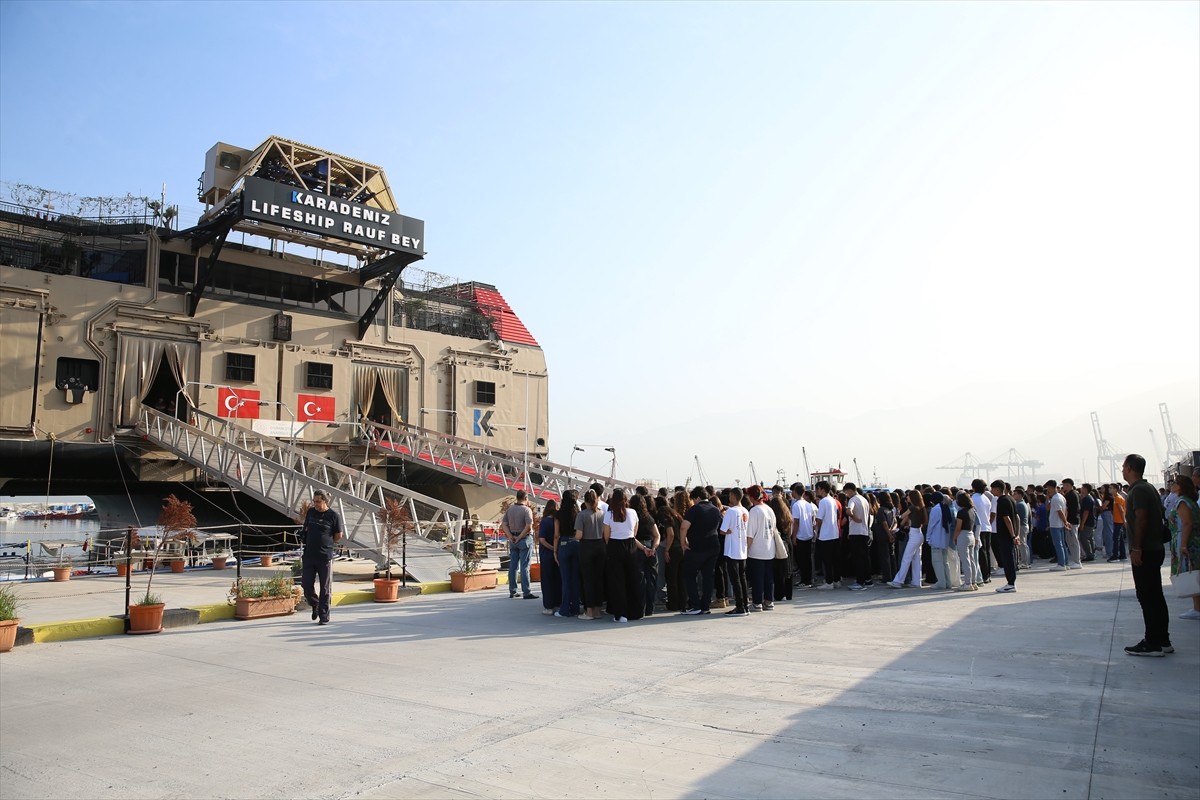 Hatay'da 6 Şubat 2023'teki depremlerin ardından İskenderun'da limana demirleyen ve eğitim öğretim...