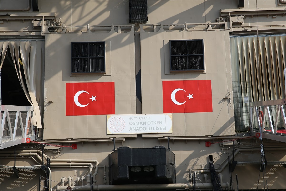 Hatay'da 6 Şubat 2023'teki depremlerin ardından İskenderun'da limana demirleyen ve eğitim öğretim...