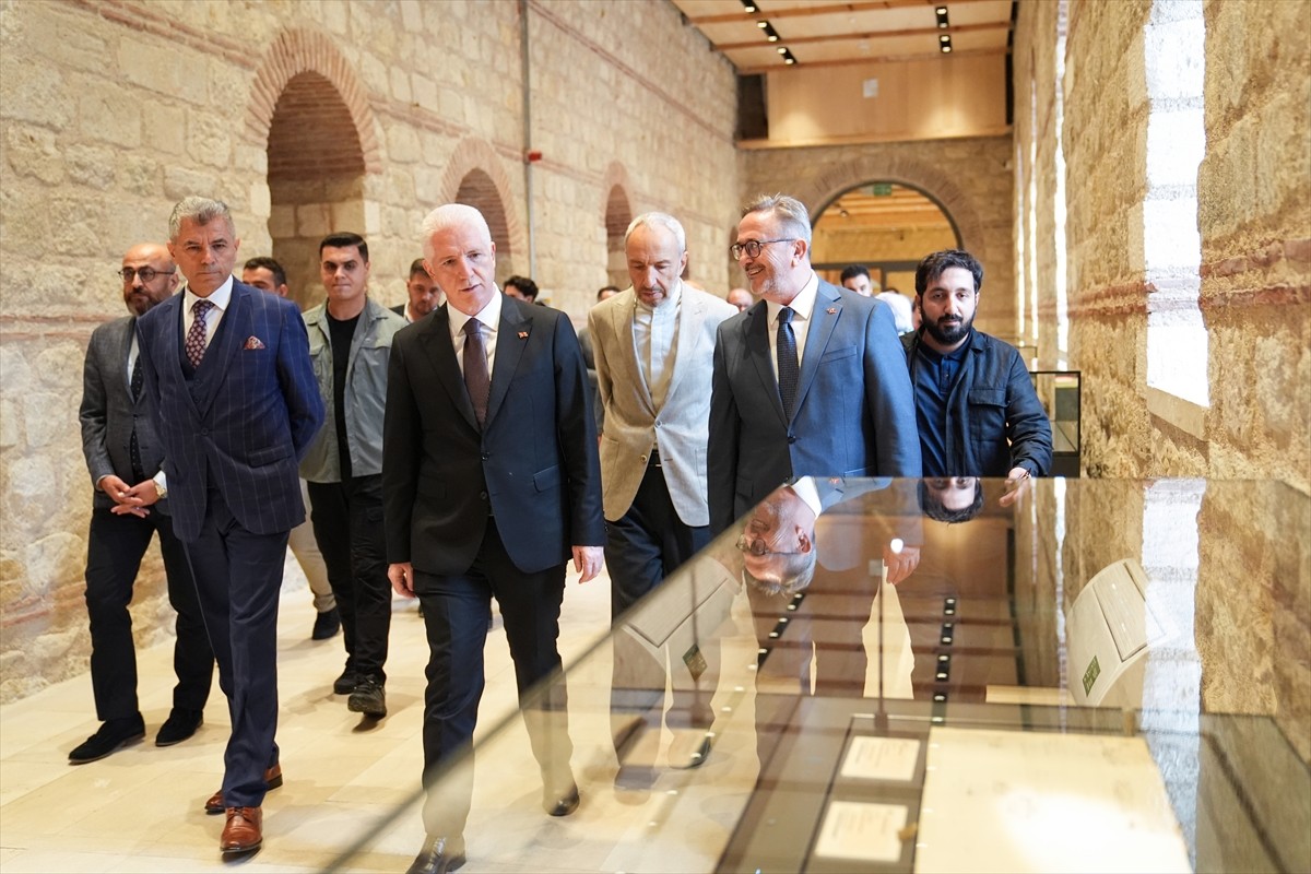 Hattat Mustafa Halim Özyazıcı'nın kitap kapak yazılarının yer aldığı "Zevk-i Selim Hatt-ı Halim"...