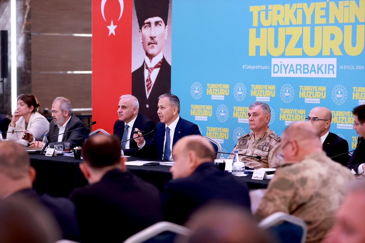 İçişleri Bakanı Ali Yerlikaya (ortada) başkanlığında, "Diyarbakır Huzur ve Güvenlik Toplantısı"...