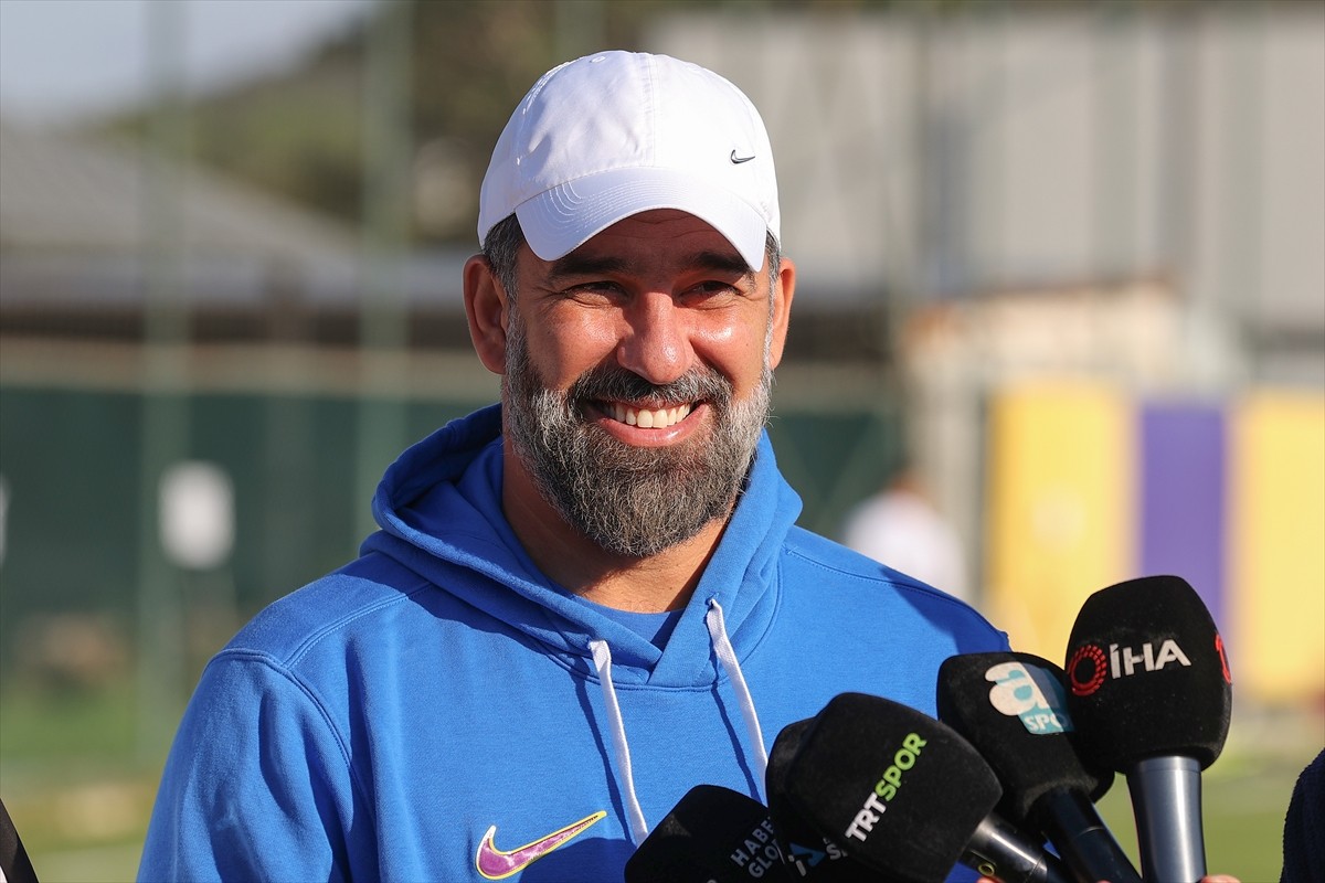 İkas Eyüpspor Teknik Direktörü Arda Turan, kulübün Kemerburgaz'daki tesislerinde gerçekleşen ...