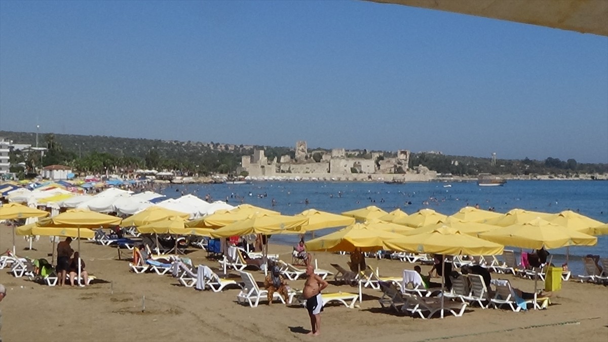 Mersin'in Erdemli ilçesinde yer alan Kızkalesi'nde turizm hareketliliği devam ediyor.