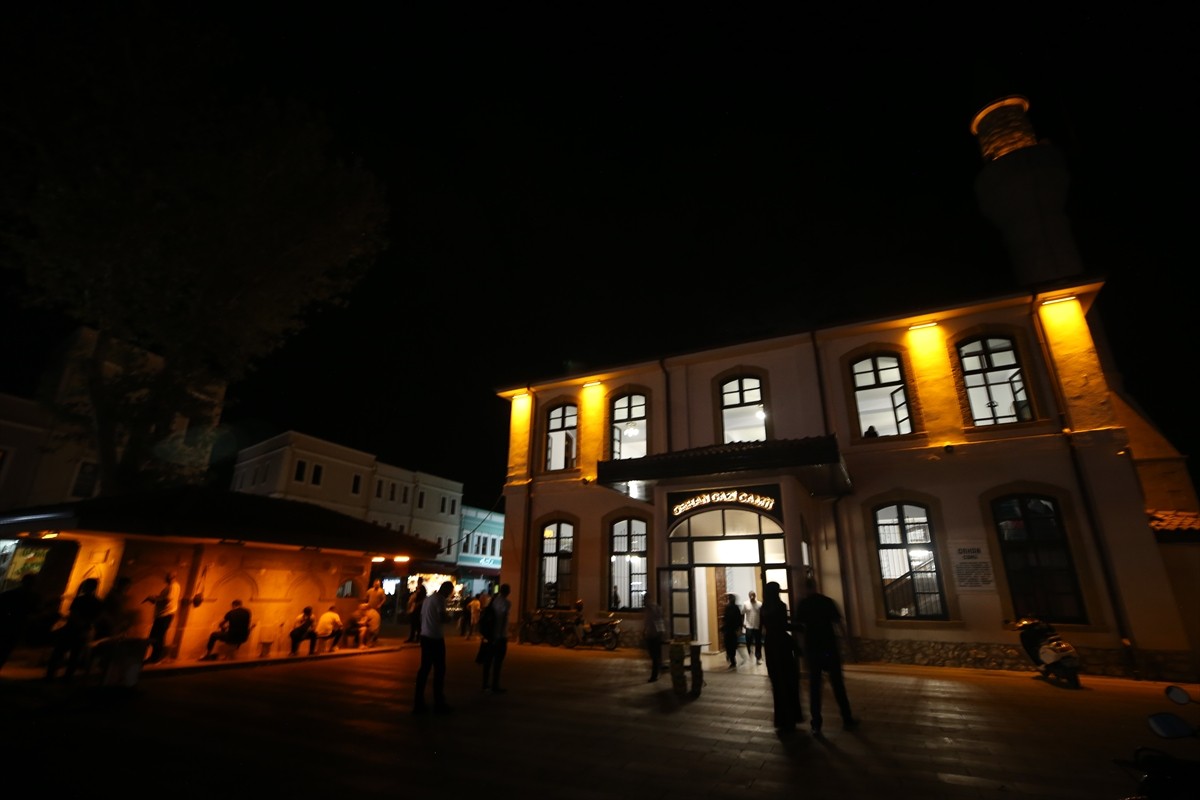 Sakarya'da Mevlit Kandili dolayısıyla programlar düzenlendi. Adapazarı ilçesindeki Orhan Gazi...