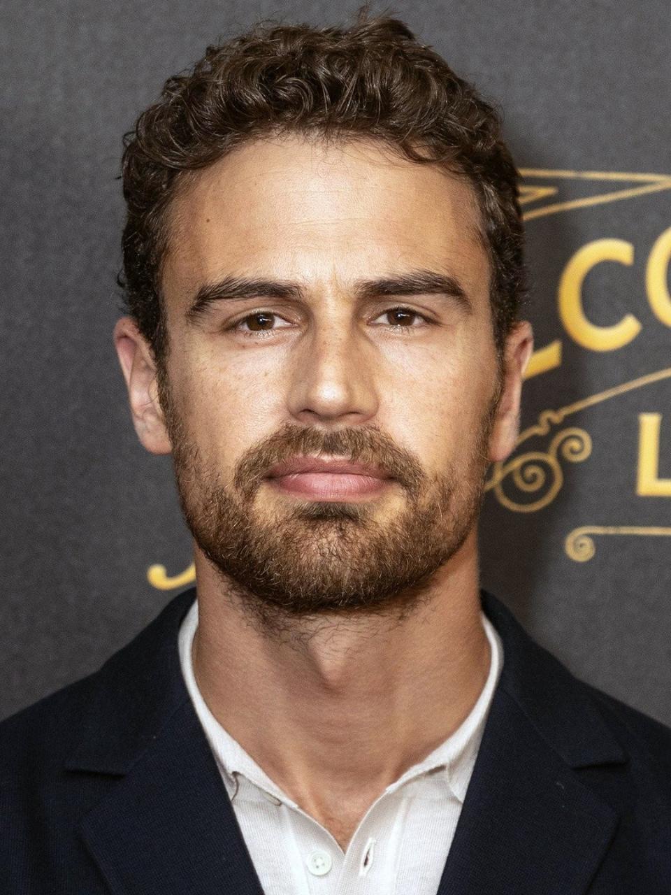 Theo James'ten İstanbul Ziyareti: Hayranı Ortaya Çıkardı