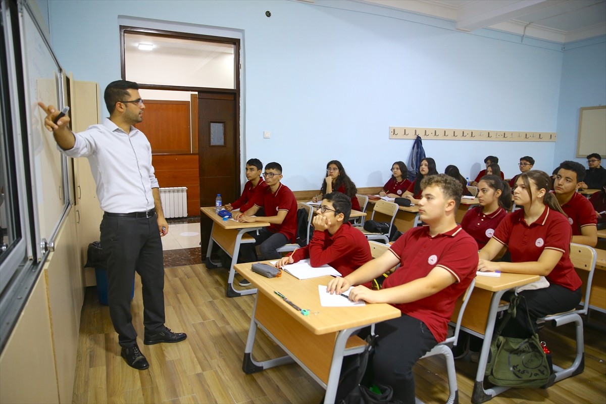 Türkiye Cumhuriyeti Milli Eğitim Bakanlığı'na bağlı Bakü Türk Anadolu Lisesi Müdürü Abdullah...