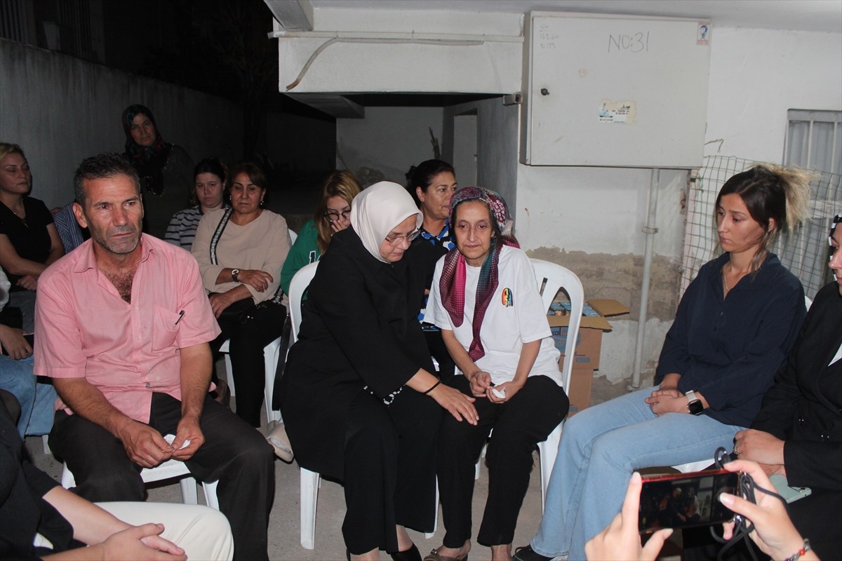 AK Parti Genel Merkez Kadın Kolları Başkanı ve Düzce Milletvekili Ayşe Keşir (sağda), Manisa'nın...