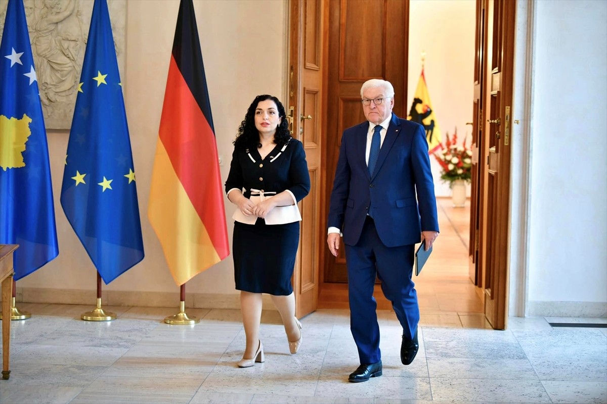 Almanya Cumhurbaşkanı Frank-Walter Steinmeier (sağda), Cumhurbaşkanlığı Sarayı Schloss Bellevue'da...