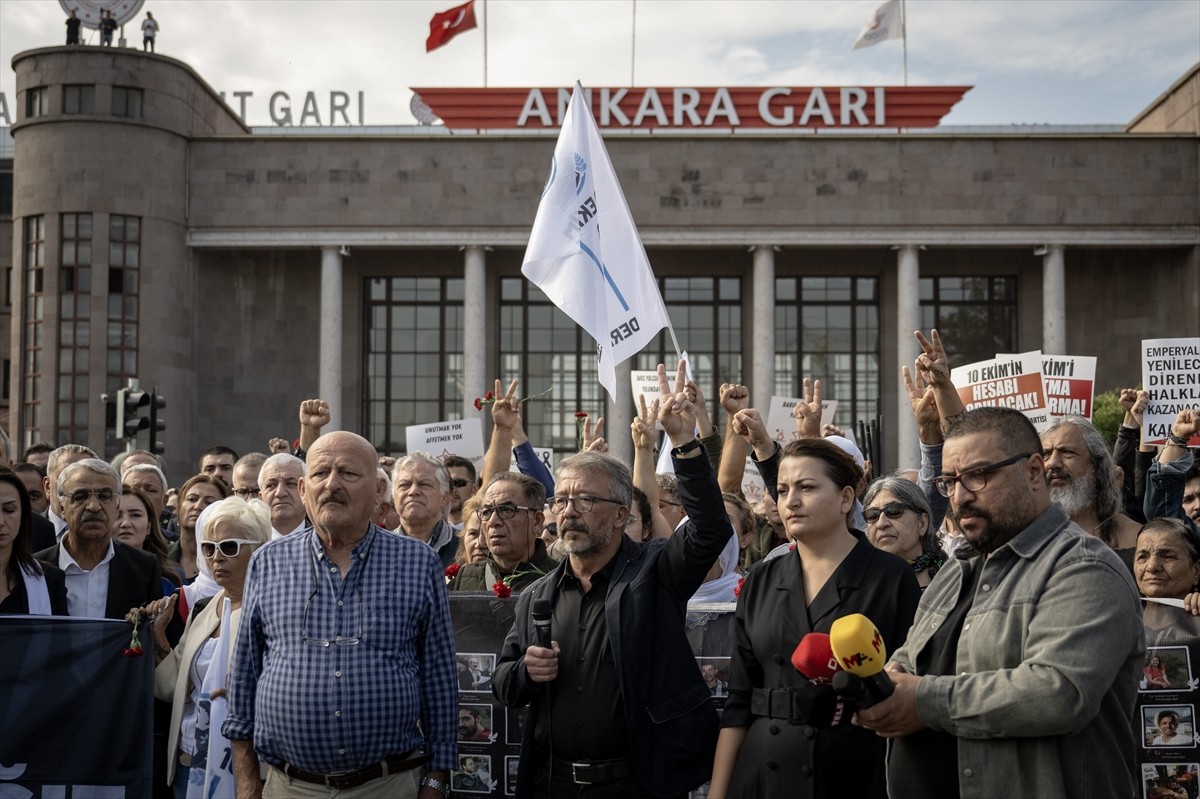 Ankara Garı önünde, 10 Ekim 2015'te terör örgütü DEAŞ mensubu iki canlı bombanın gerçekleştirdiği...