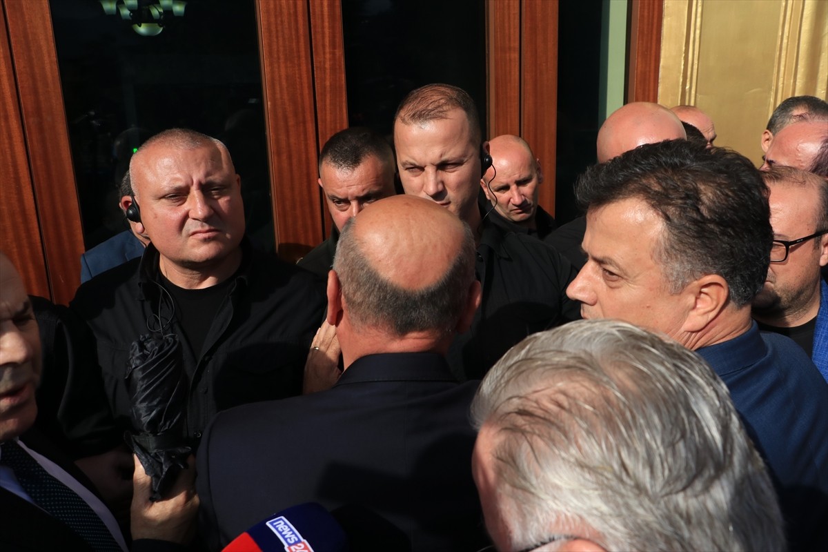 Arnavutluk Meclisinde hafta başındaki gerginlik sonrası Genel Kurul çalışmalarından uzaklaştırılan...