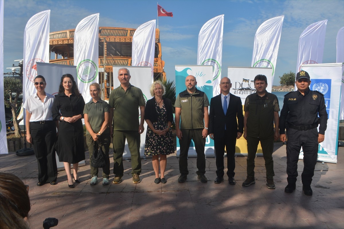 Balıkesir'in Ayvalık ilçesinde yeni yerleştirilen 50 tekne bağlama şamandırasıyla yerel deniz...